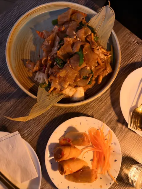 pad see ew at NA RATH Thai