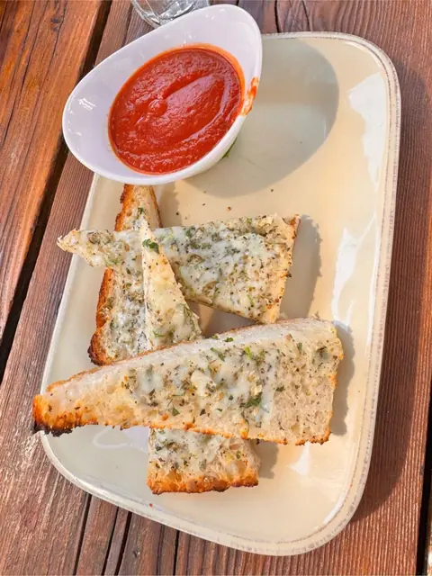 Garlic bread at Whitecaps Pizza